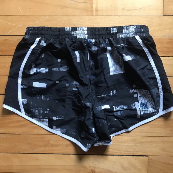 Under Armor Women’s Running short - Picture 3 of 6